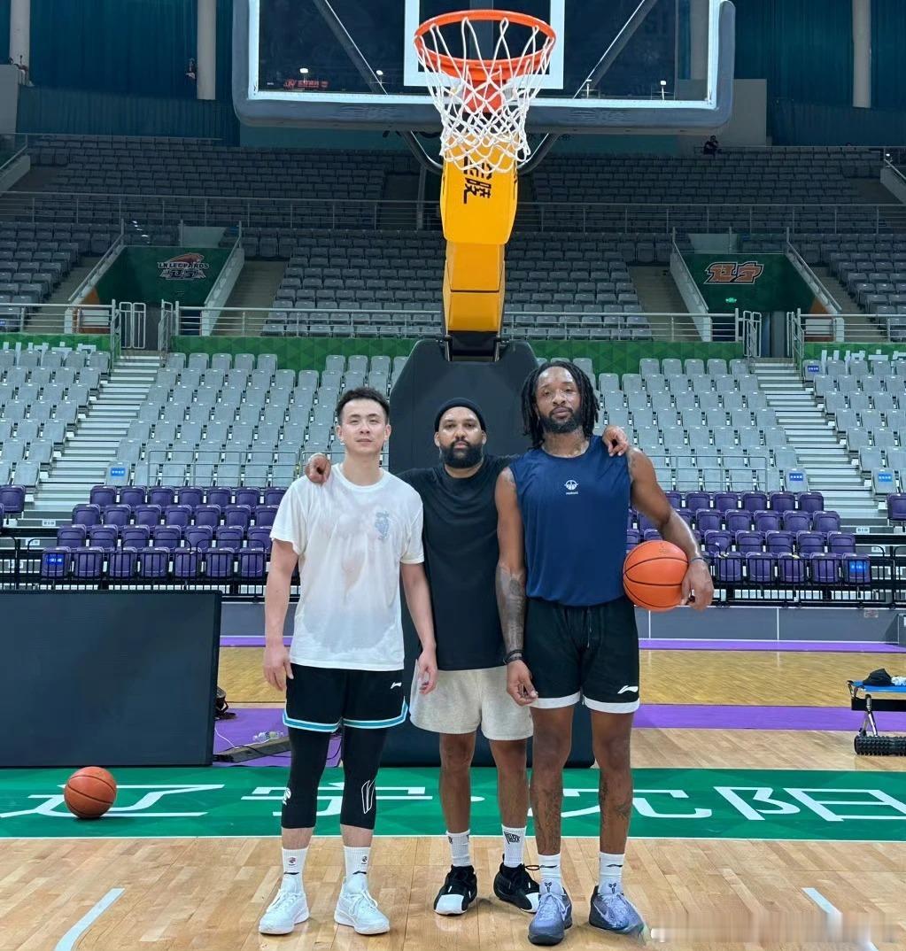 杨鸣在接受记者采访时，正面回应了威尔斯未能出战的原因：球队目前并没有轮休的资本，