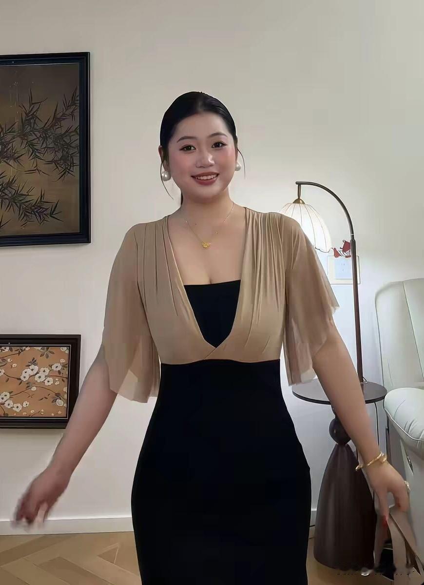 夏日生活打卡季温馨雅致的居家客厅，墙面挂画增添文艺气息，落地灯柔光缓缓流淌。利落