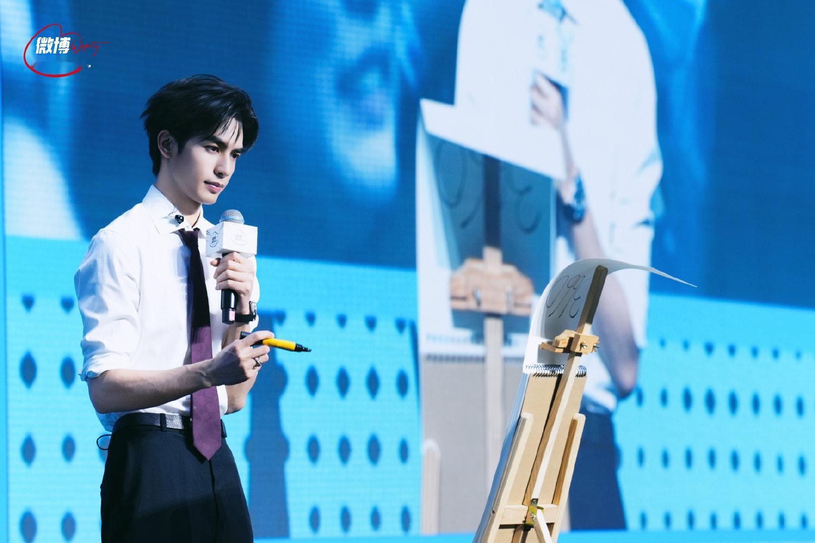 Gucci贵公子宋威龙 今日，身着白衬衣简约黑裤搭配领带与腰带亮相出道十周年见面