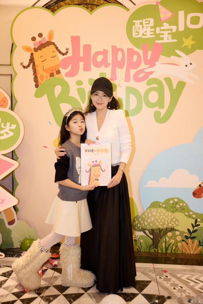 章子怡发长文为女儿庆生，文笔真好读完感动泪目了，尤其是那句：还能怎样爱你护你，才