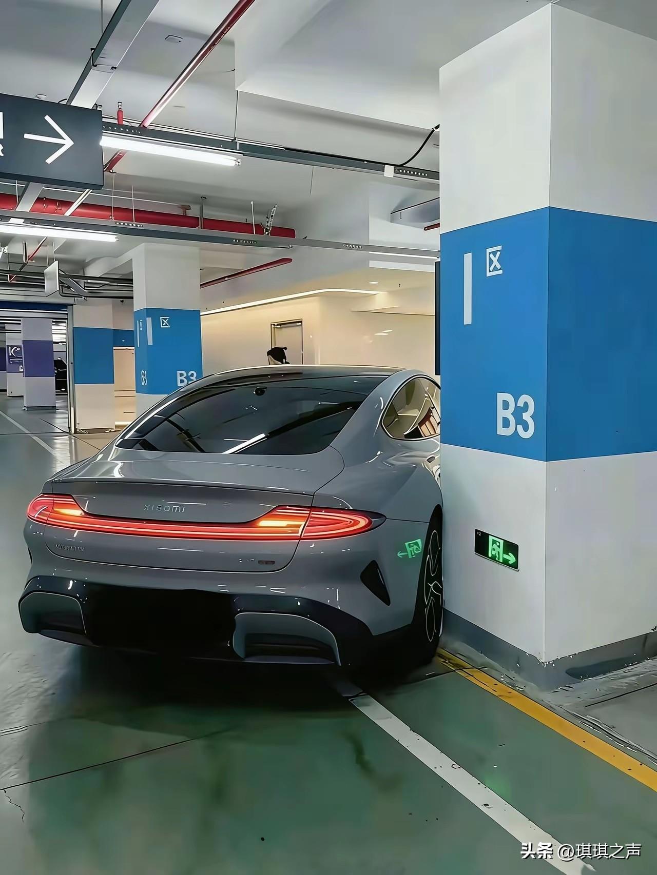 哦豁！这下可怎么办啦？要怎样才能顺利的出来呢？刚买的新车，车牌都还没有上。

刚