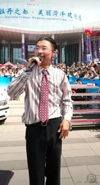人红是非多，这话一点也不假。

山东菏泽郭有才自5月9日因一首翻唱的歌曲《诺言》