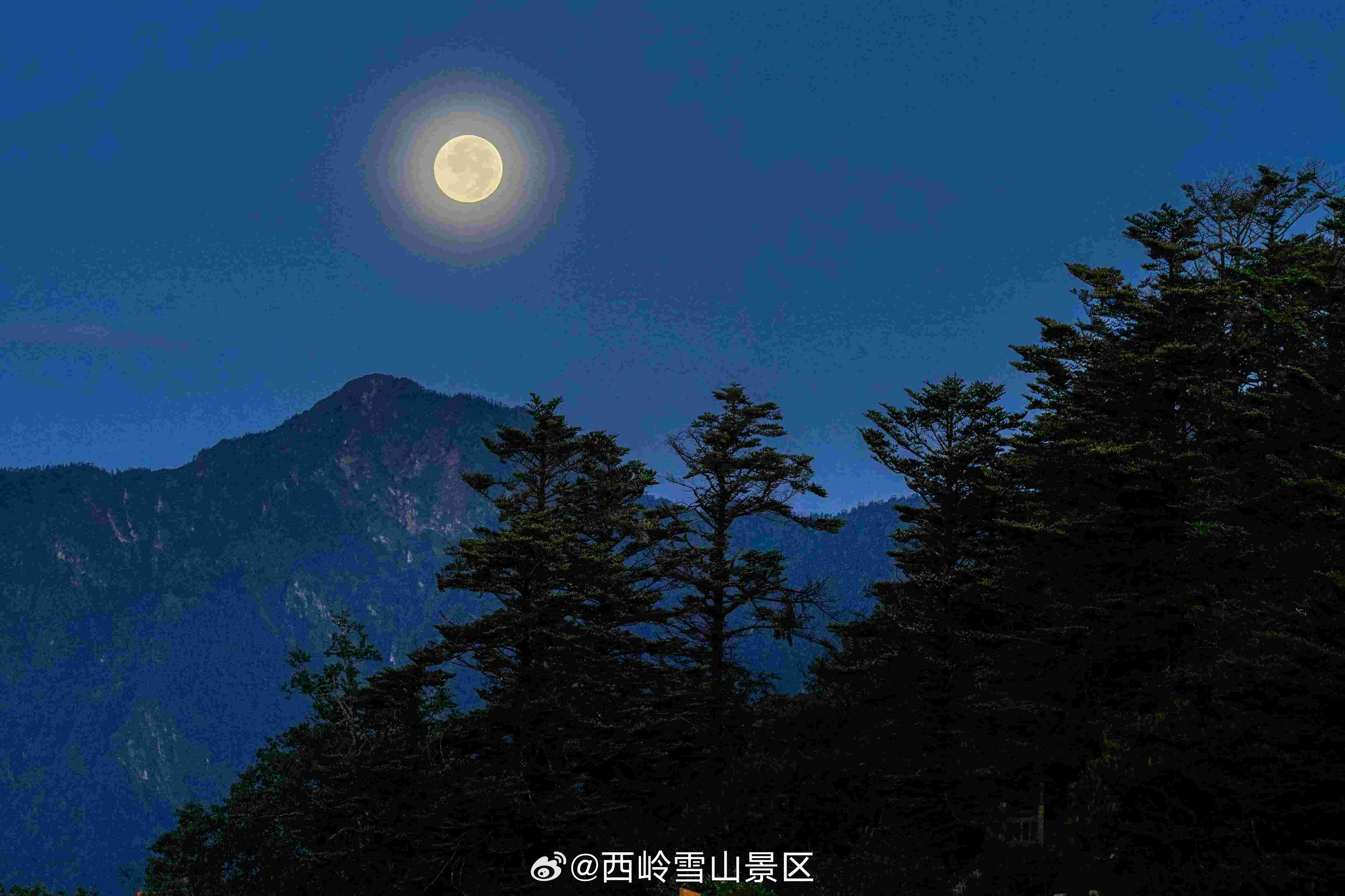 还在纠结中秋去哪赏圆月？！西岭雪山沉浸式国风盛宴 + 离月最近的观景位这波直接封