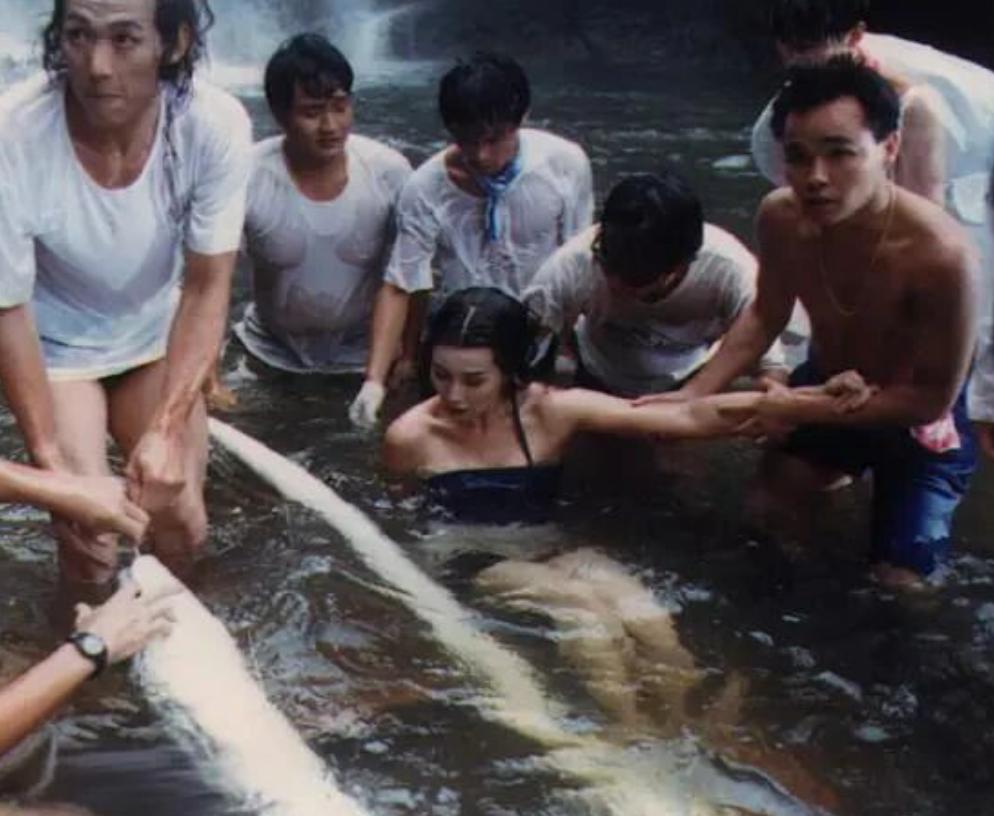 93 年《青蛇》罕见幕后照！张曼玉水中拍戏，一群工作人员贴身帮忙！
谁能想到荧幕