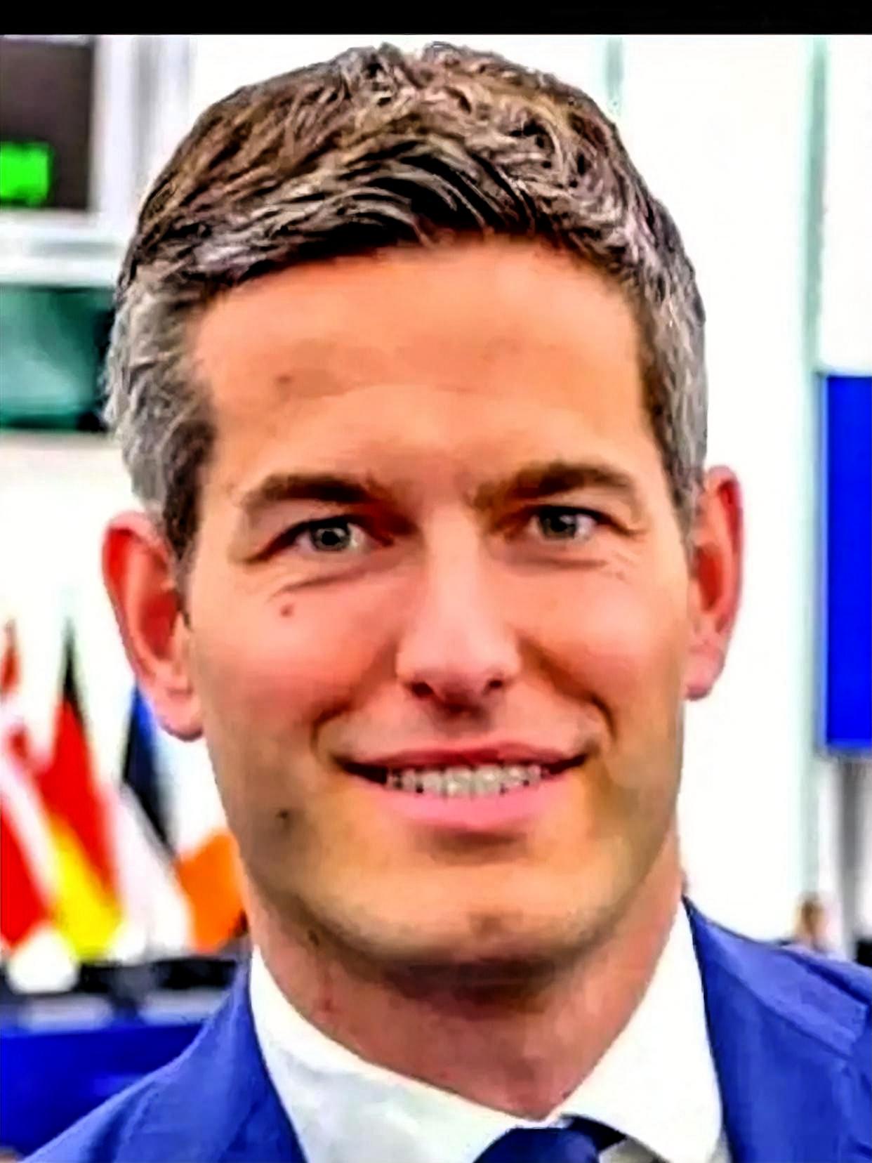 荷兰这位新外长刚上台，连椅子都还没捂热乎，就急着给美国大哥递“投名状”了。

这