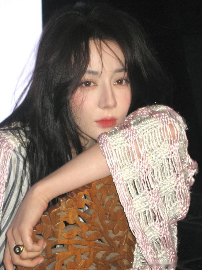 迪丽热巴氛围感满分的嘻嘻迪与光并肩的迪丽热巴与光并肩的迪丽热巴，迪丽热巴氛围感满