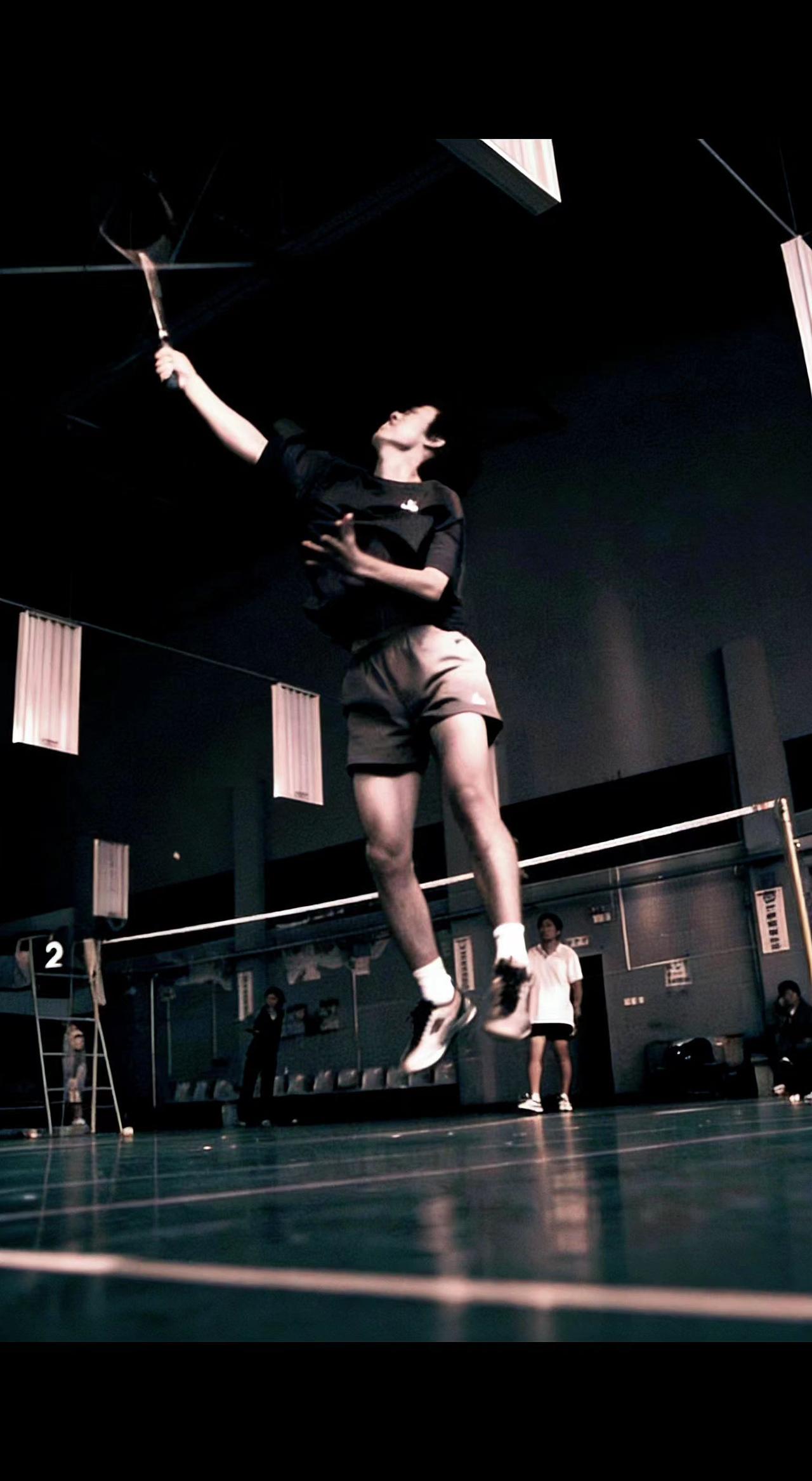 🏓腾空的瞬间，时间成了慢镜头⏳。球拍是剑，羽毛球是流星🌠，每一次跳跃都是青春