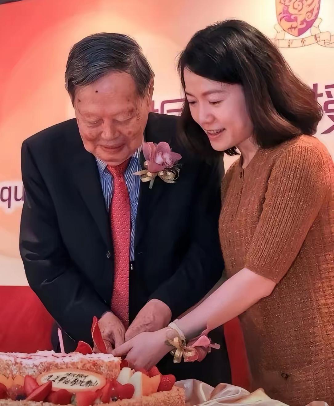 谁能想到，103岁的杨振宁提笔写完字，转头冲身旁的翁帆笑出满脸温柔：“达令，该你
