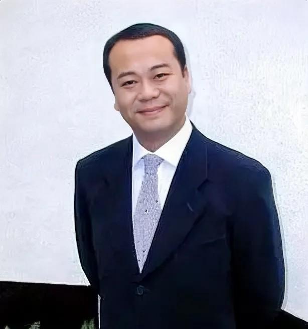 欧阳震华的两任妻子分别是：1. 前妻：刘惠如，发型师。1991年，欧阳震华和刘惠