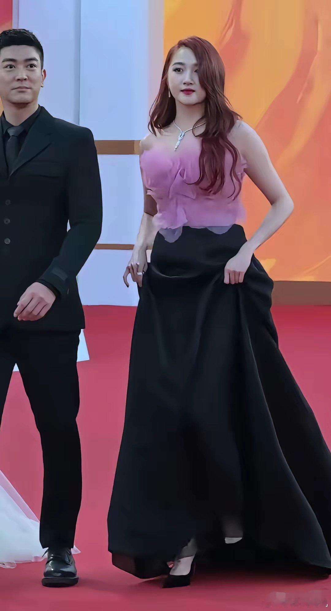 关晓彤这次出镜真漂亮，身材高挑，脸蛋儿迷人，妆容精致，长发披肩，气质独特且气场强