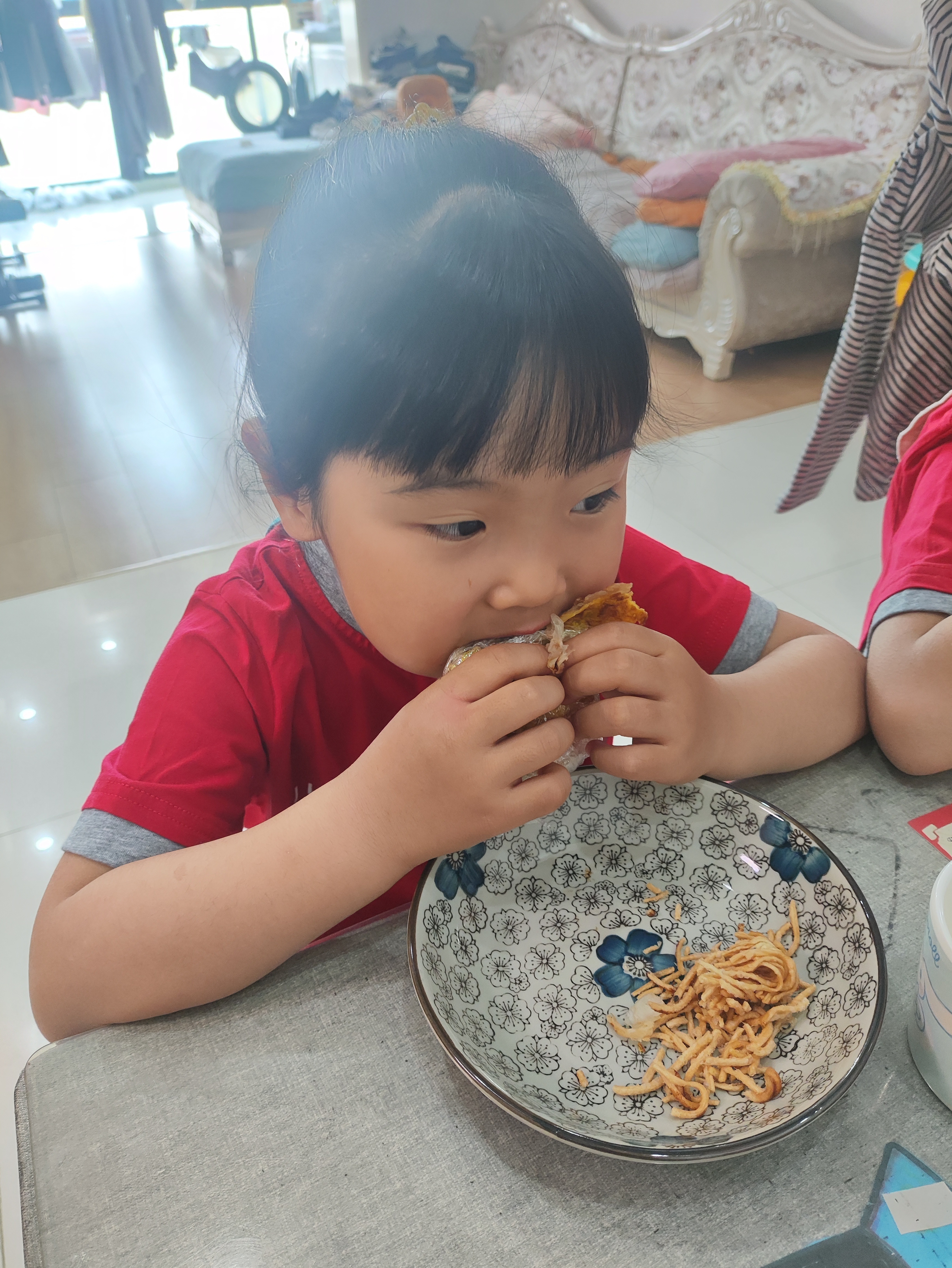 琦妙依吃兰么 好好吃饭