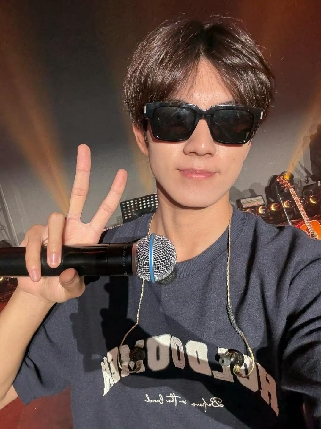 哈哈哈哈哈哈赵一博牙口很好的样子！（bushi[偷乐]赵一博没有蛀牙 ​​​