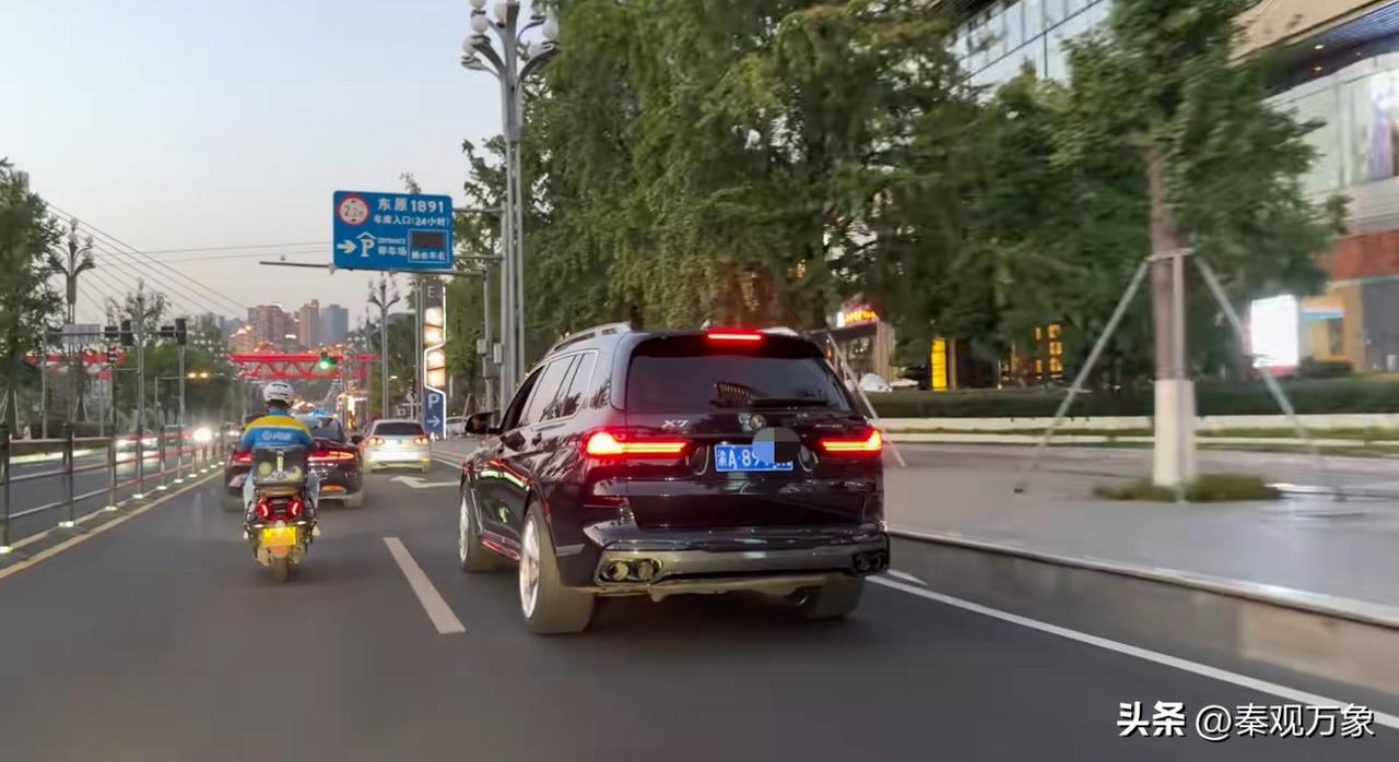 我靠 好牛逼的宝马车 这开着得多稳啊