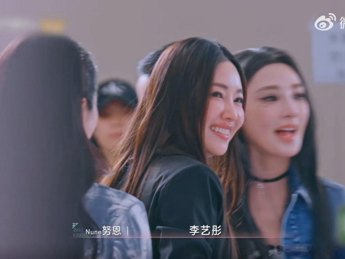 月亮姐姐喊了李艺彤立马转身李艺彤不敢上去送nune走，选择背对着一个人哭，但是n