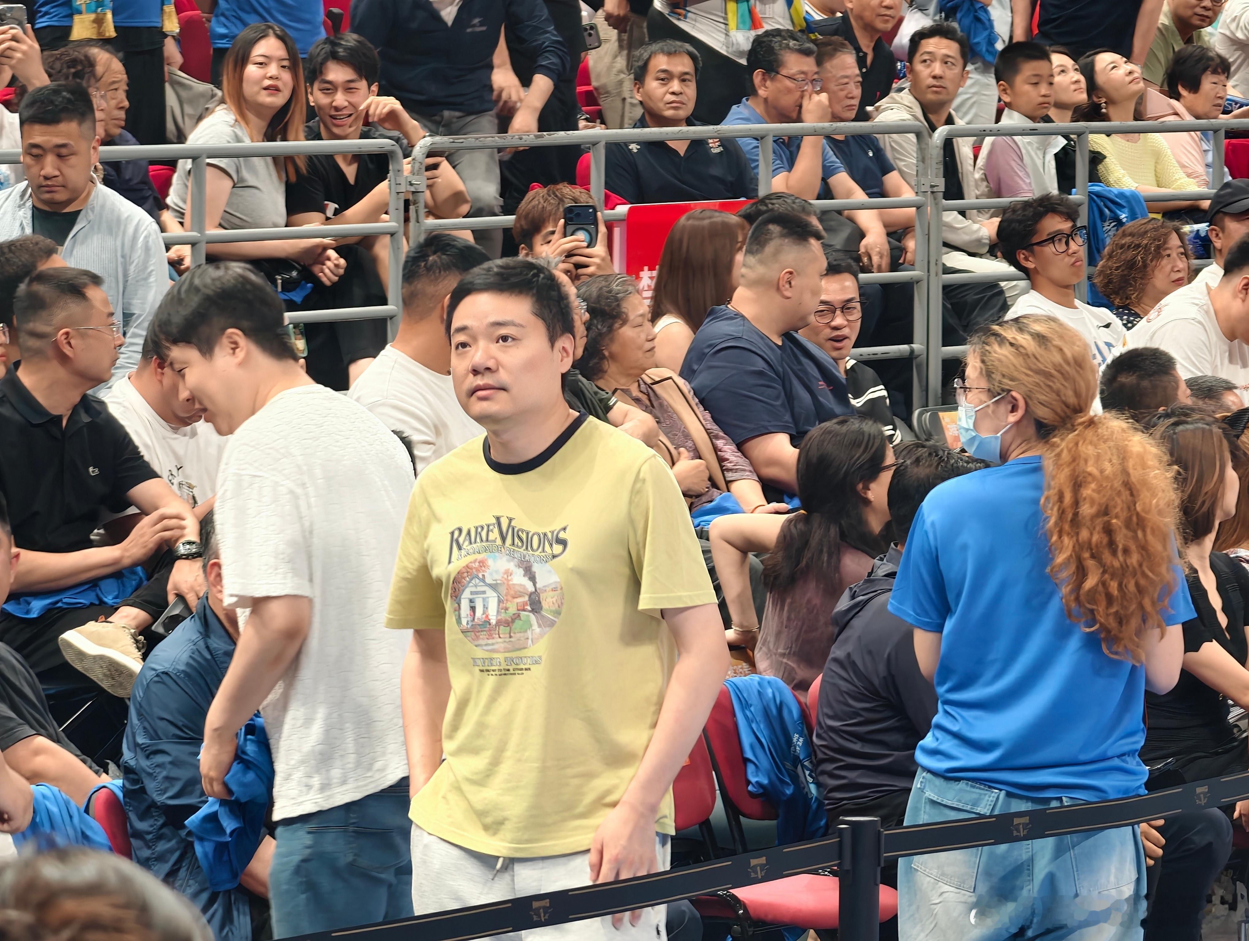 丁俊晖观战CBA季后赛北京男篮vs上海男篮 丁俊晖也来看CBA了