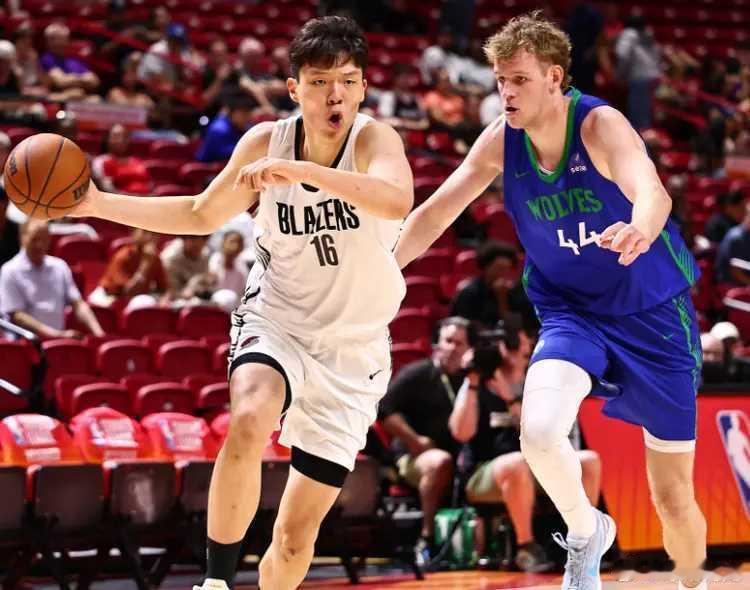北京时间7月14日，NBA拉斯维加斯夏季联赛开拓者对阵森林狼，杨瀚森因病缺席一场