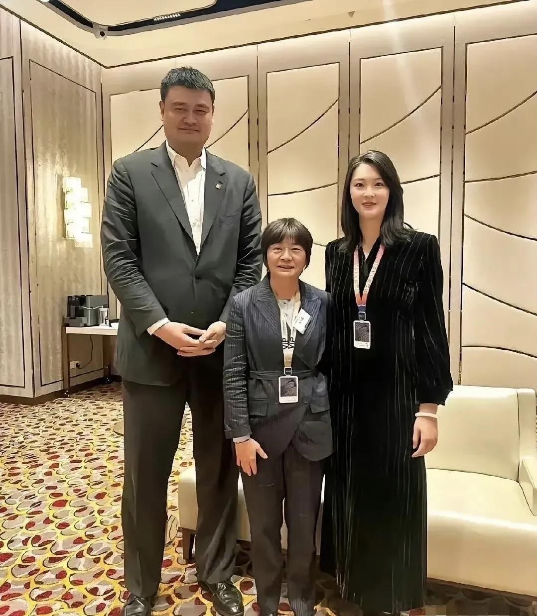 1米93身高的惠若琪在姚明旁边也只是小矮人一个，不过她很有灵气，姚明与惠若琪的同