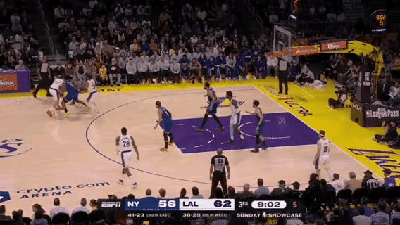 这一幕，彻底坐实东契奇“进攻手感历史级”的评价！画面里是湖人对阵尼克斯的第三节，