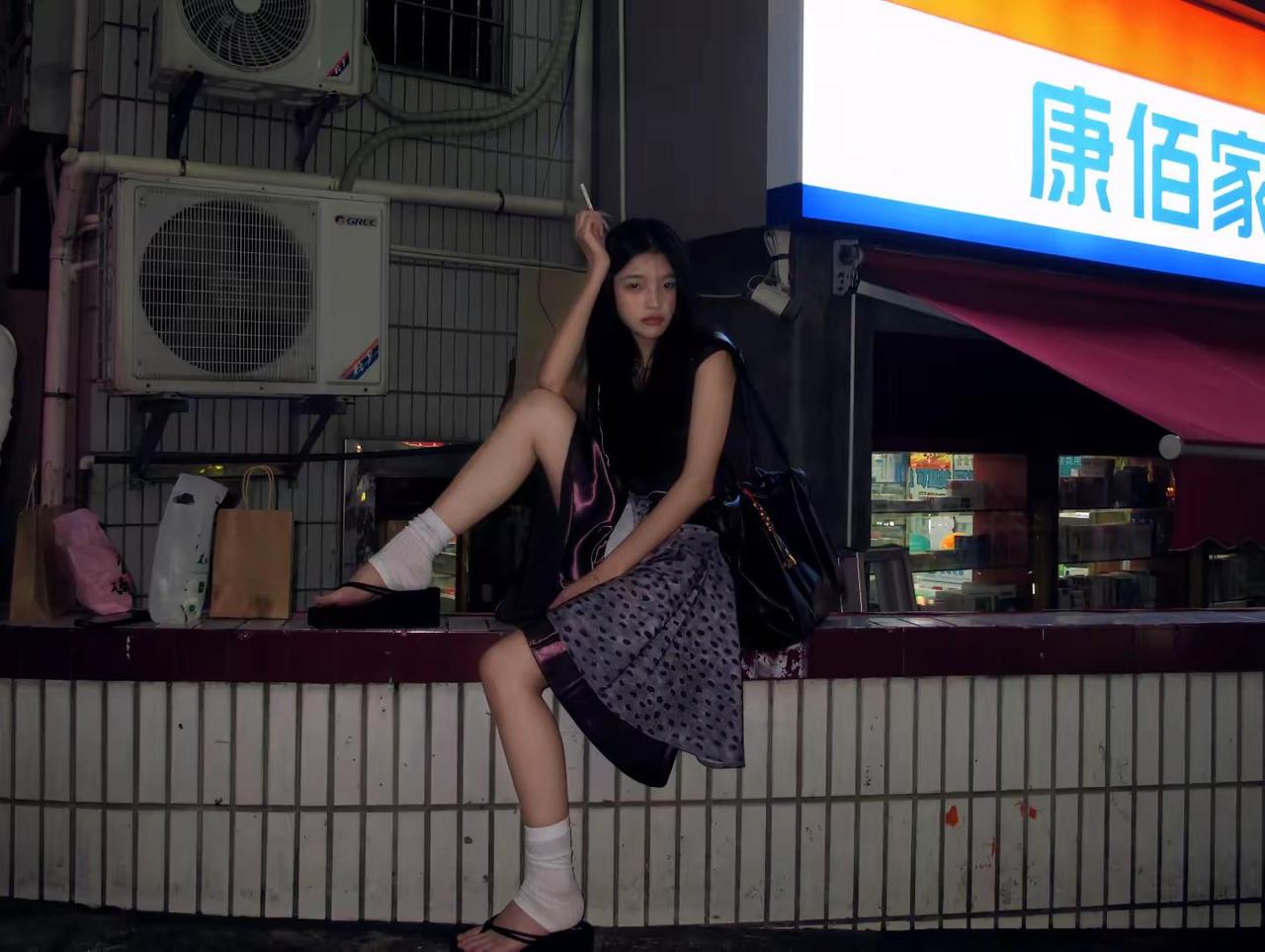 “我恨你吧”小巷子 神秘忧郁女子