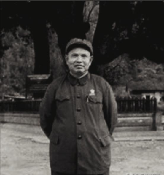 1939年，日军冲锋时，竟脱掉军装，只穿白衬衣。副团长王耀南非常疑惑，但看到战士