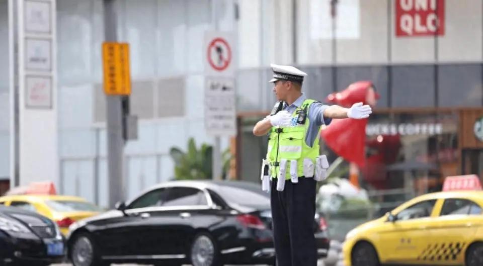 从“交警”到“交管”：一字之变见治理升级
 
全国多地“交通警察”更名为“交通管