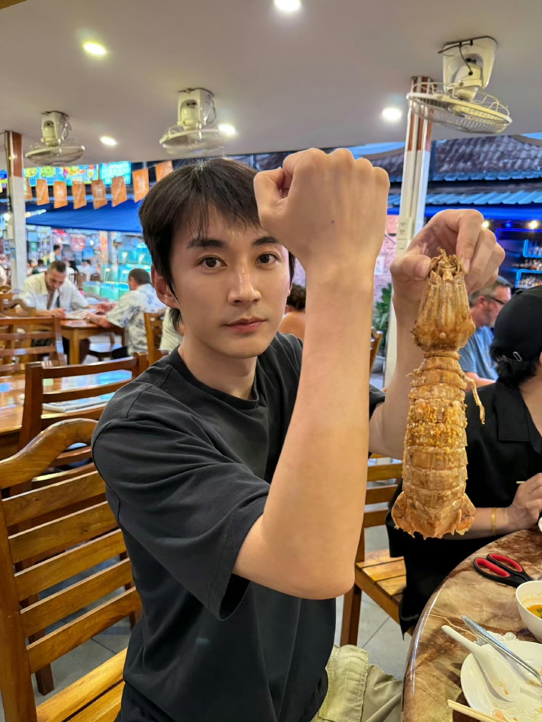 刘学义 们雪子哥见外了不是，吃饭也不知道打☎️给我这哥状态真的好到爆，素颜也那么