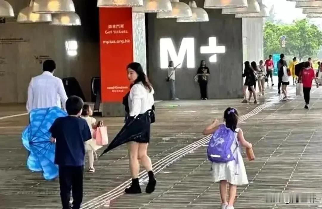 博物馆里的成长课
 
街角镜头偶然定格的瞬间，藏着最动人的教育故事。郭晶晶牵着三