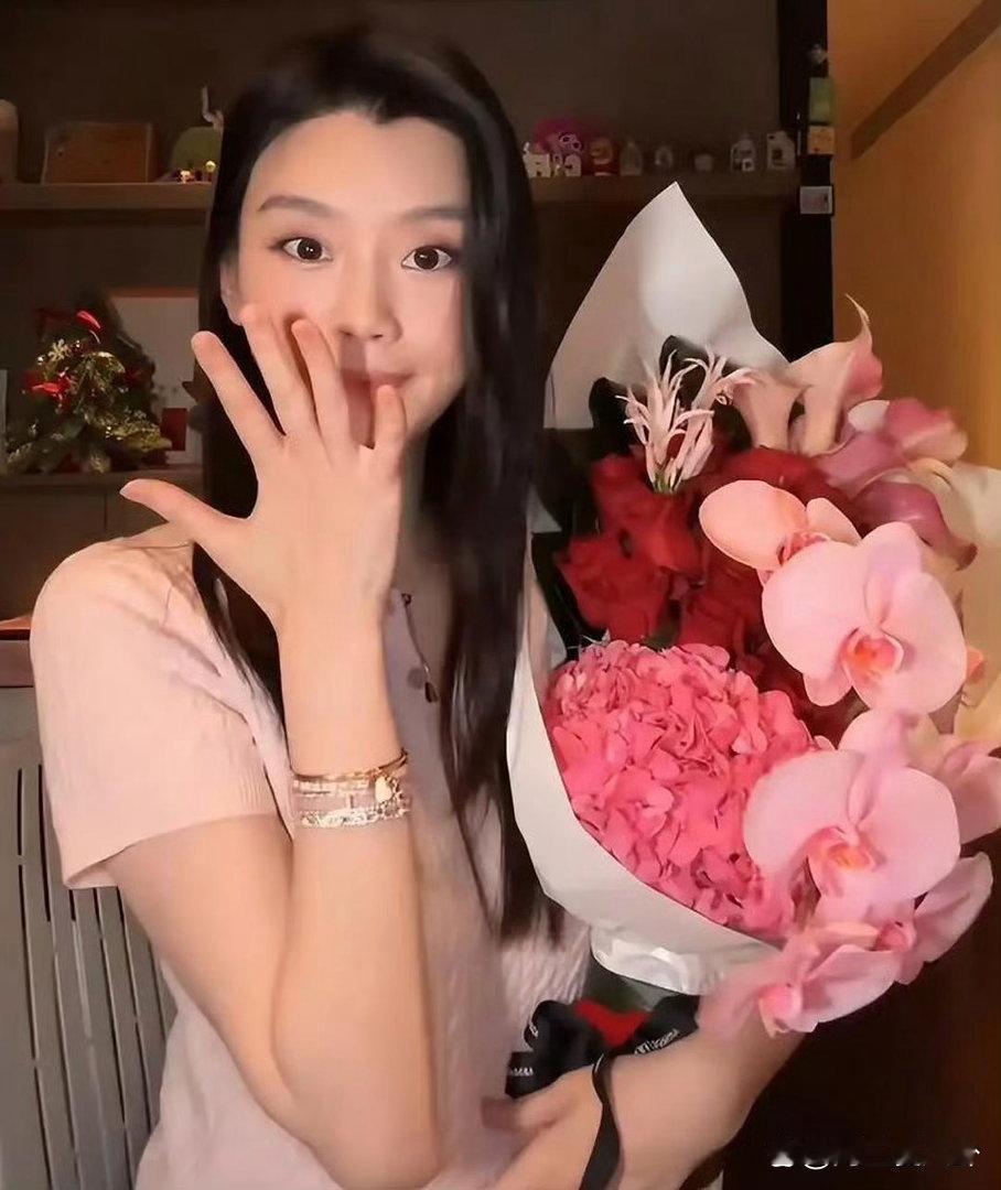 奚梦瑶大方素颜出镜状态随性，第一眼注意力全被配饰吸引，单手叠戴五条钻石手链，奢华