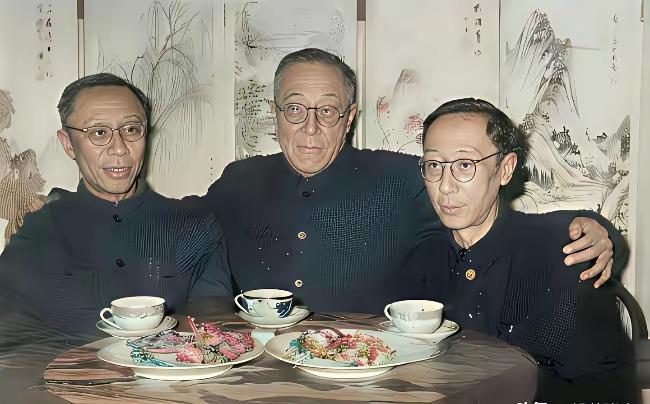 这是1960年，刚被特赦的溥仪，带着弟弟溥杰去探望七叔载涛。
      不是一