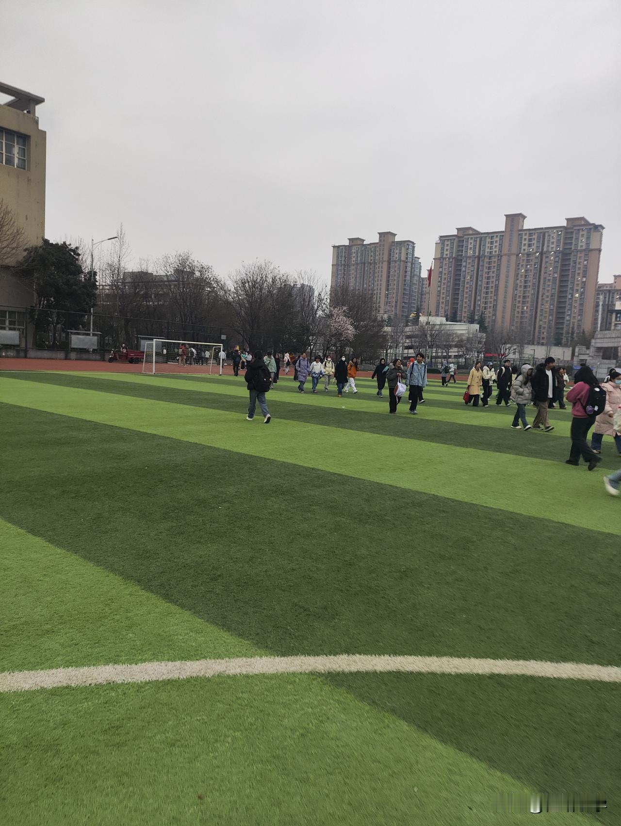 今年说是要颁布新的教师法了，不允许非师范专业报考，要想报考教师资格还要先学习。这