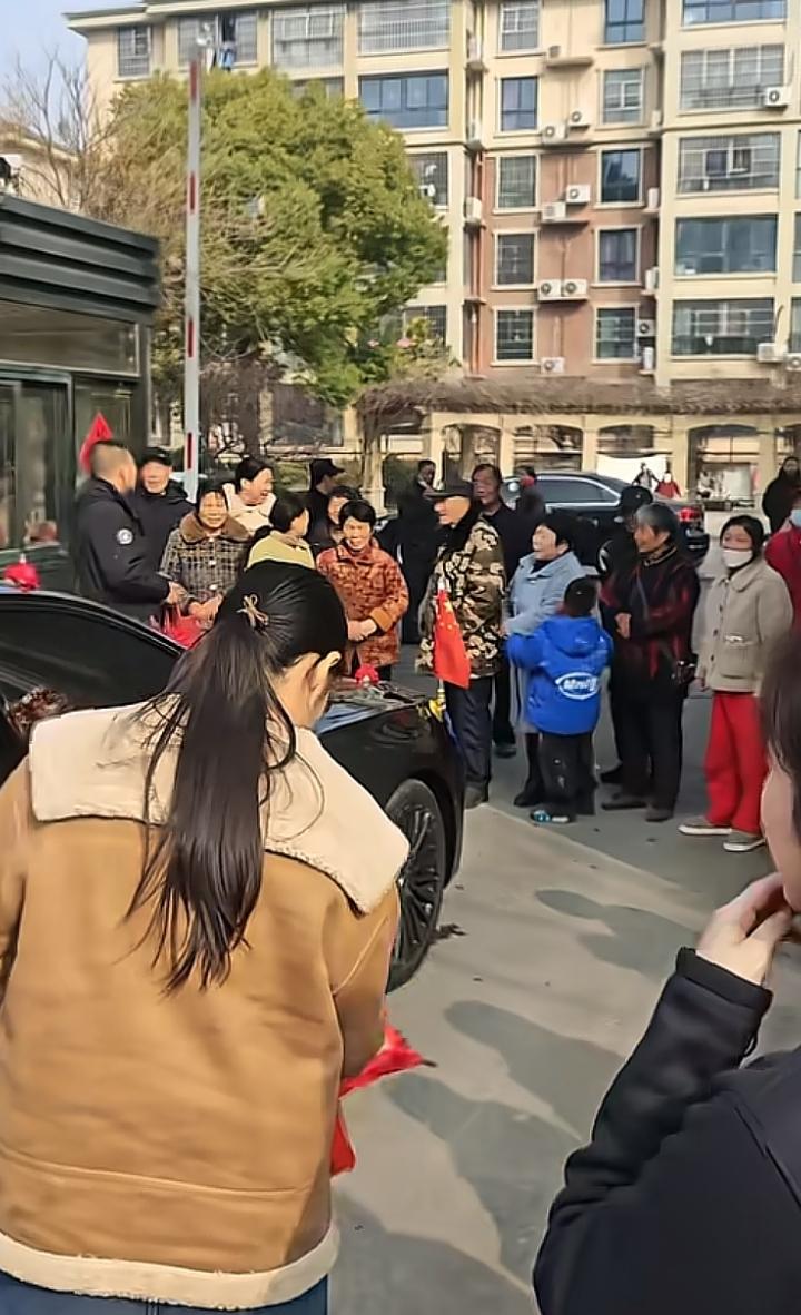 婚车刚到小区门口，一群老人组成人墙，这架势让新郎钱包瑟瑟发抖。
这么一群人，每人