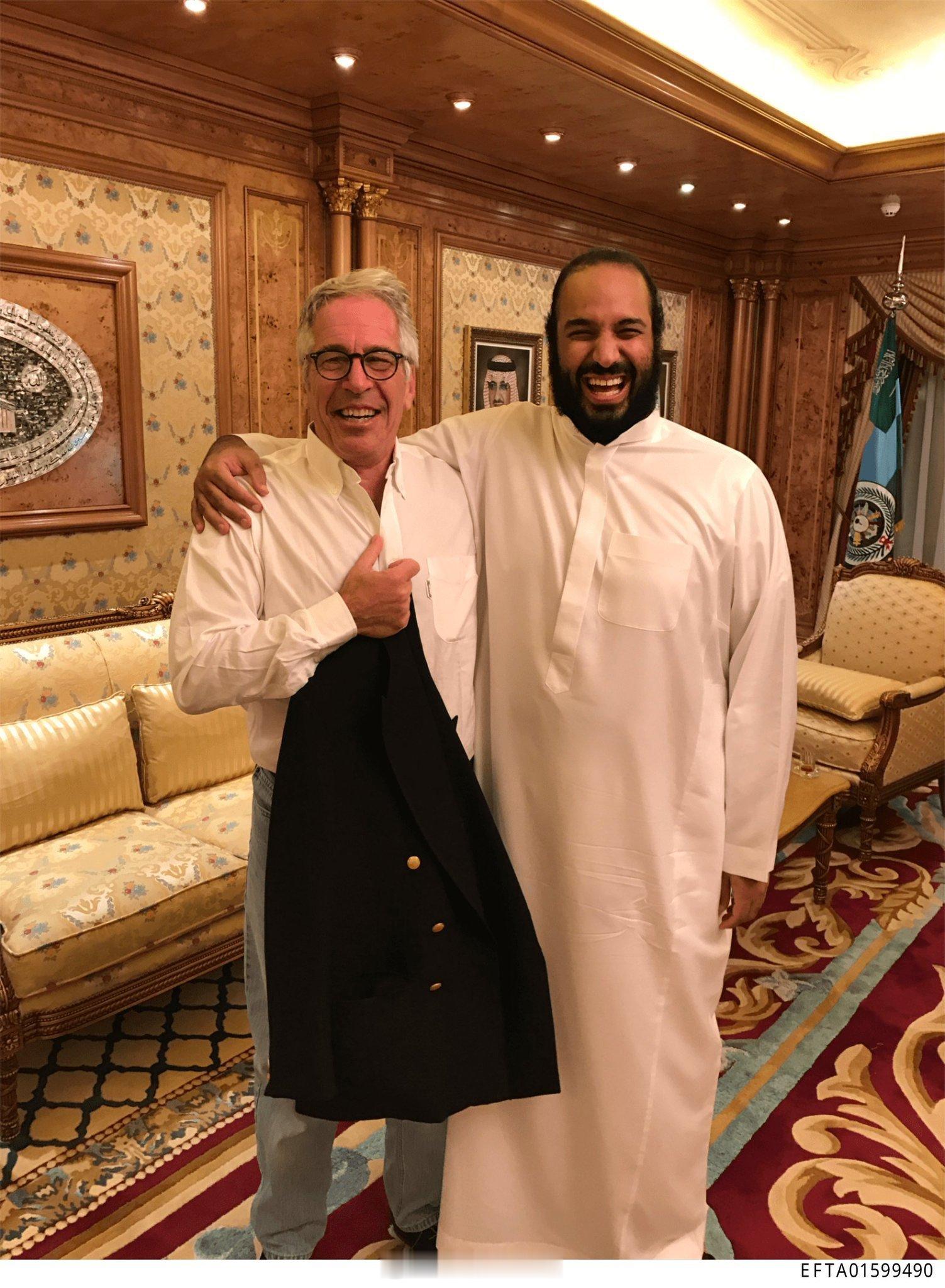 最新一批爱泼斯坦档案曝光之前在爱泼斯坦豪宅书桌上那张和沙特王储本萨勒曼的合影原图