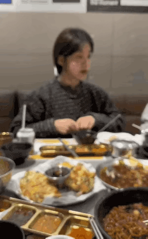 图一：吃货小姐姐面前，不存在任何困难，就算食物在远，也依然可以吃到。
图二：妹子