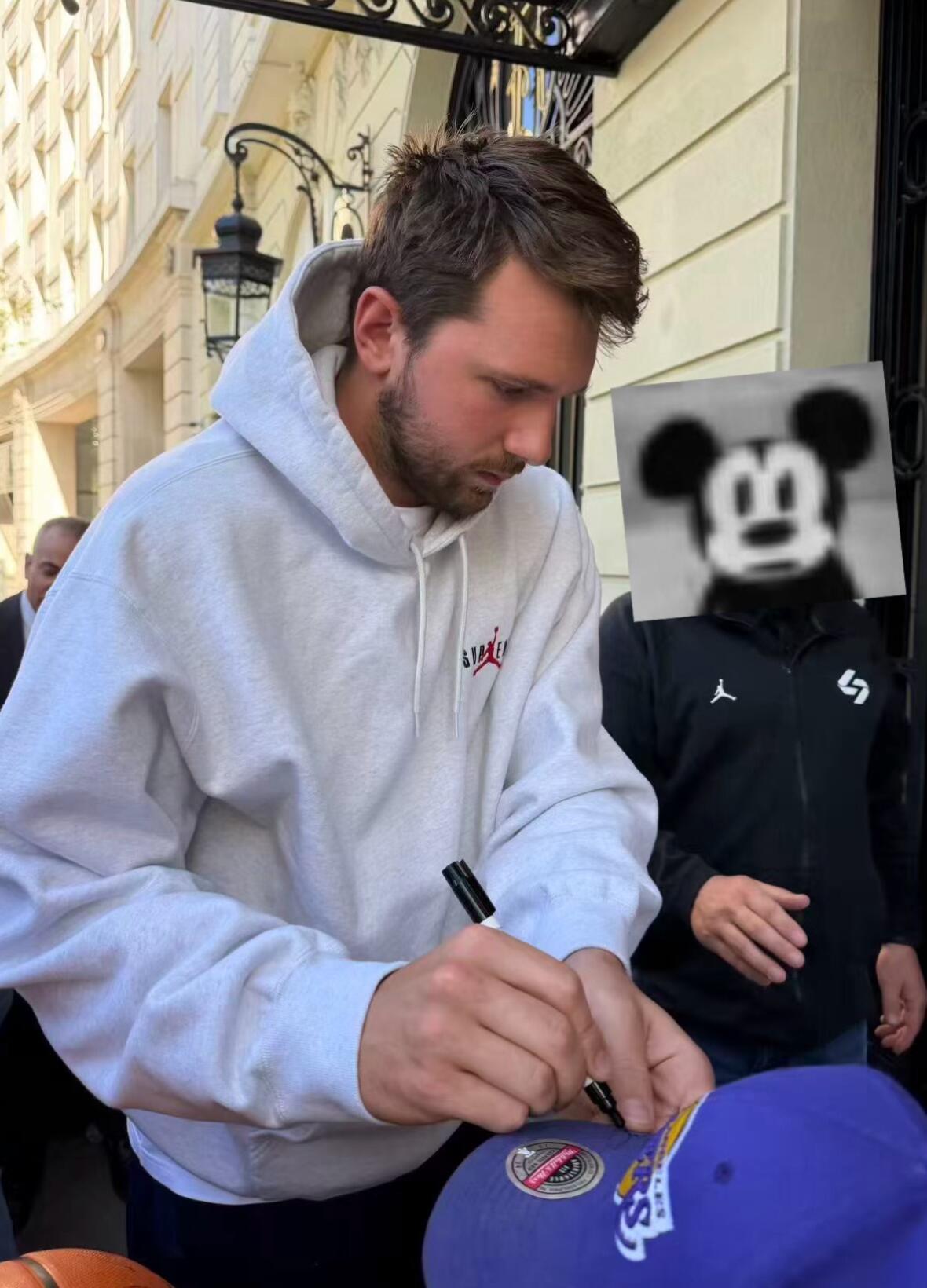 东契奇已返回西班牙，与球迷互动签名✏️他将在欧洲接受进一步的腿筋治疗（图片来源于