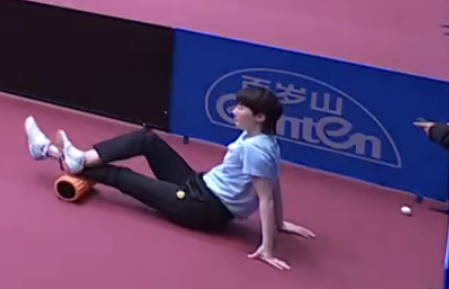 一个乖小孩已经在热身馆拉伸 