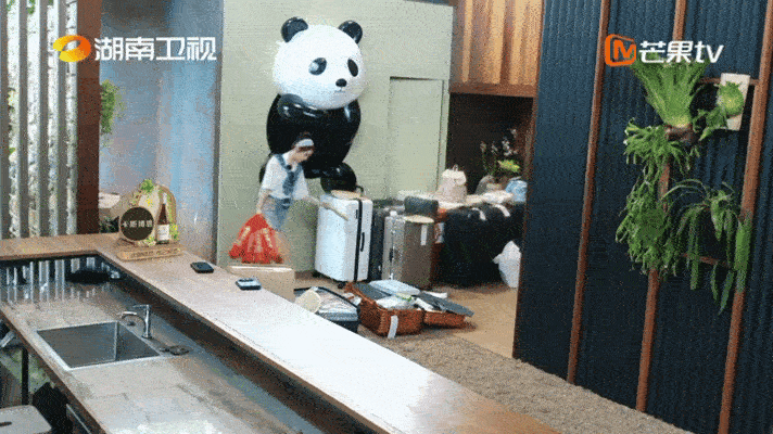 张雅琪单手拎四袋大米被张雅琪的反差实力狠狠惊艳到，外表娇俏纤细的小姑娘，在中餐厅