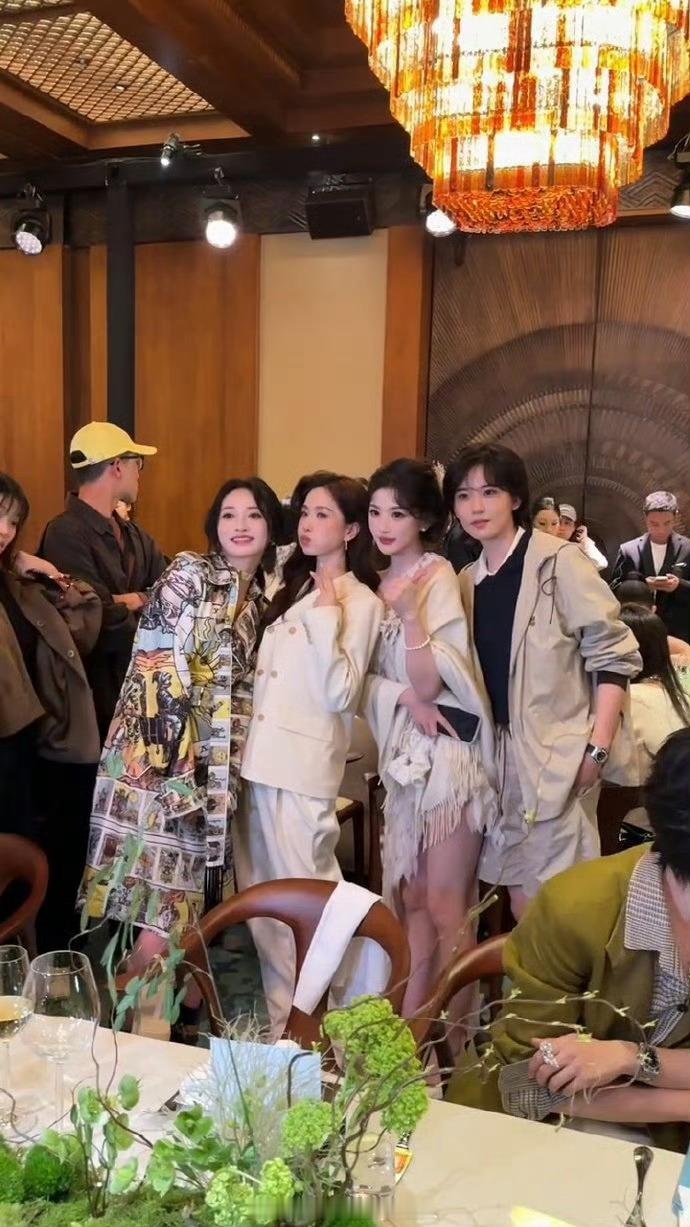 VOGUE晚宴大合影每个人bybike：我在刘诗诗旁边很想你 