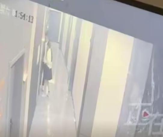 四川德阳，女子和朋友住酒店，洗完澡，两人没穿裤子躺着聊天。
 
结果听到门滴的一