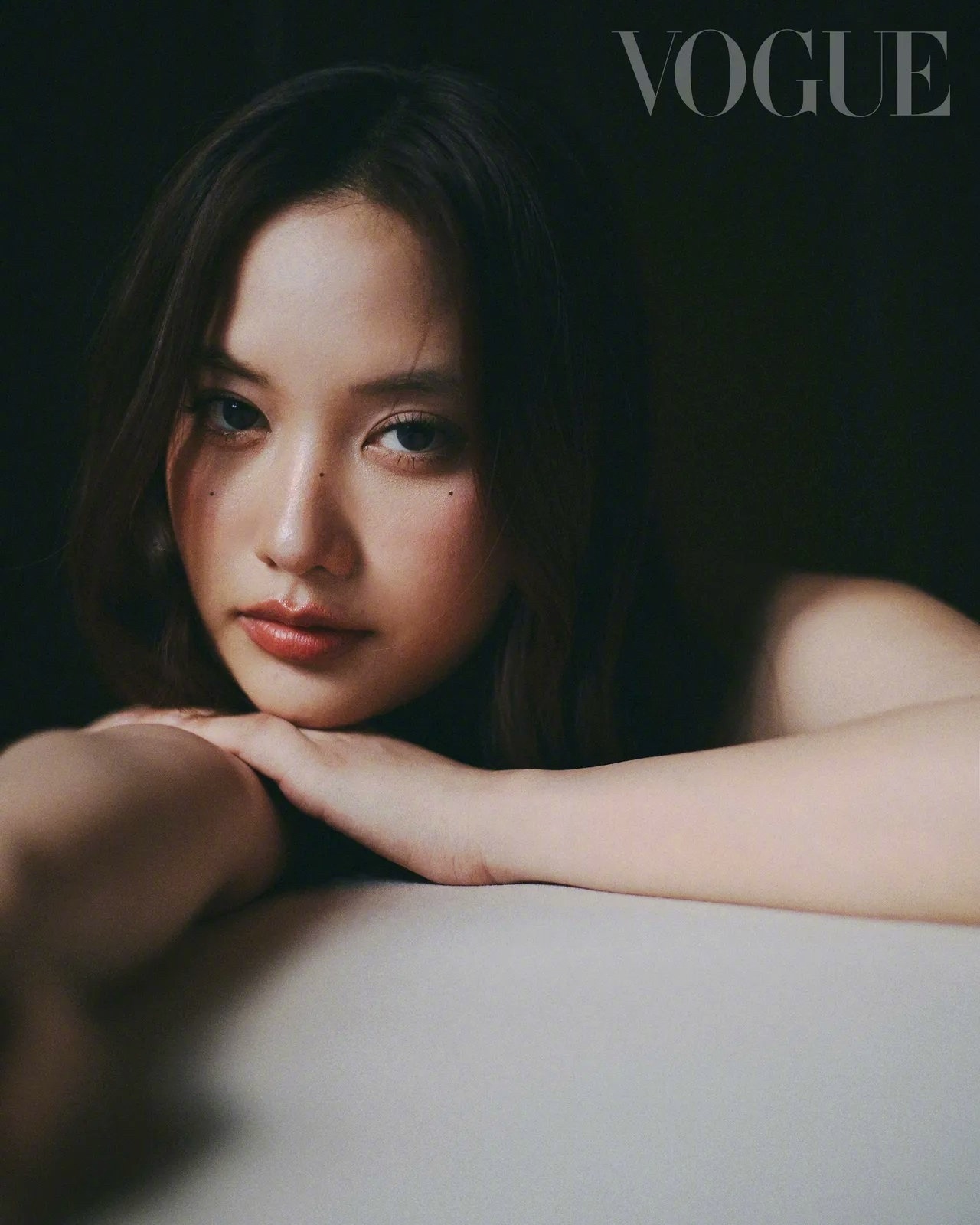 Freen Sarocha登上台版《VOGUE》2026年6月刊封面，由手握代言