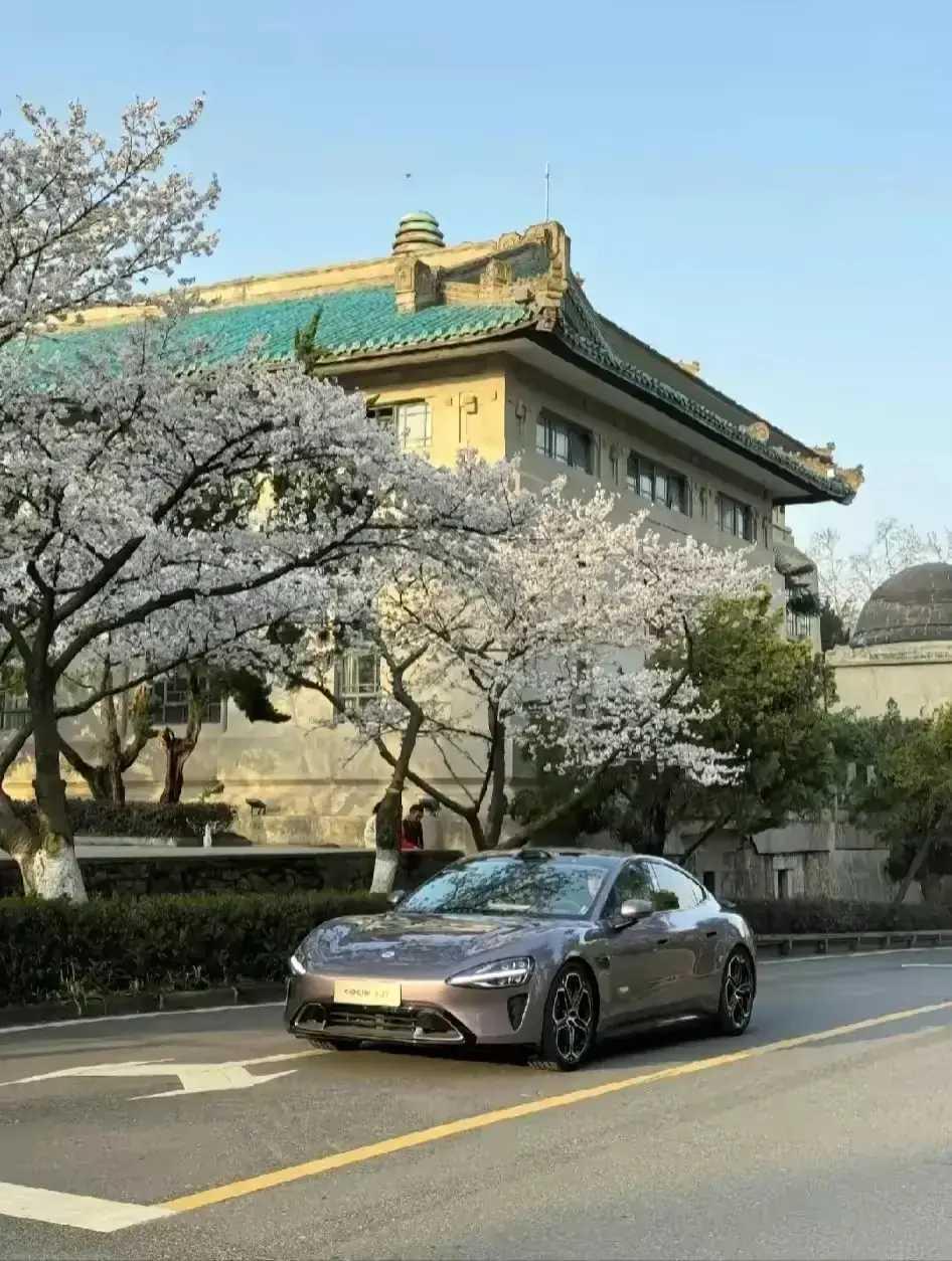小米雷军真的是一个营销高手，
小米汽车停在武大教学楼前，这直接让SU-7的档次上
