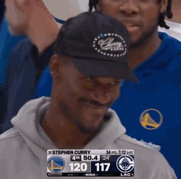 JB眯着眼，点着头：兄弟，给你加鸡腿！
库里迎着两个防守，射下关键、致命三分，勇