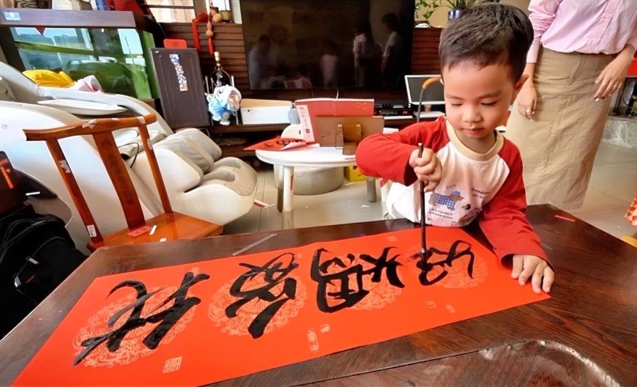 3岁萌娃挥毫写春联，央视都夸绝了！

红纸一铺，惠州3岁萌娃朗朗踮着小脚站椅子上