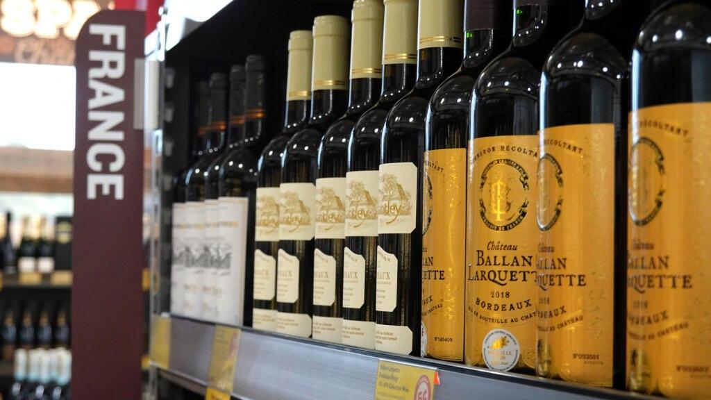 特朗普威胁对法国葡萄酒加征200%关税。马克龙邀请他共进晚餐

据路透社报道，美