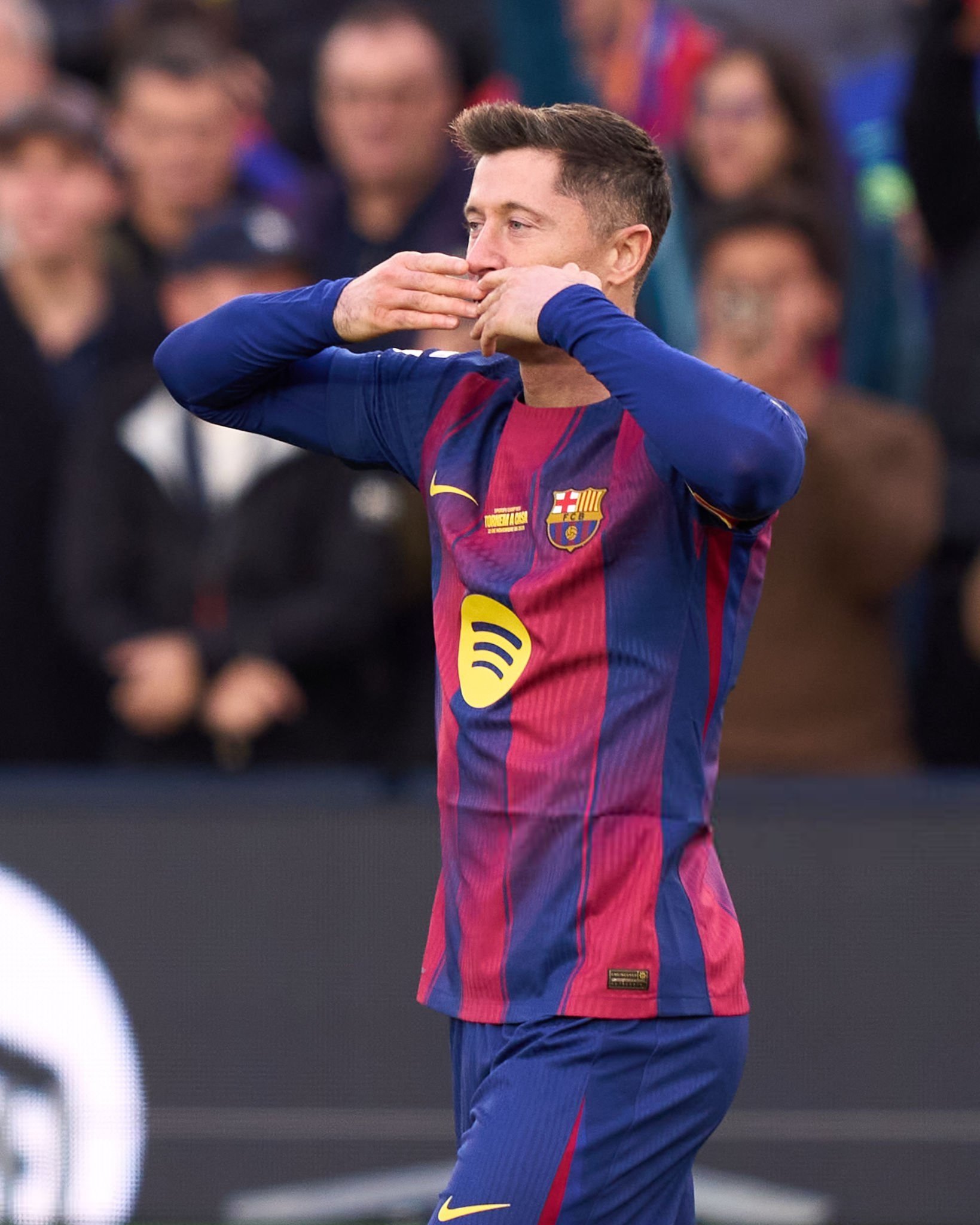 莱万多夫斯基首次担任巴萨队长，这是他身披巴萨球衣参加的第160场正式比赛。🔴?