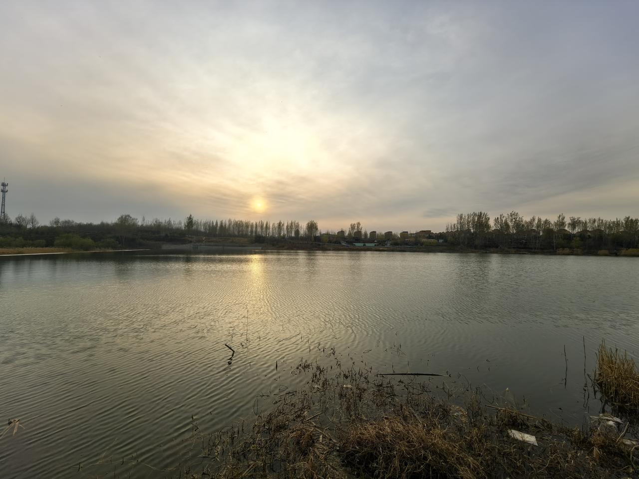 纠结的根源是钱不够！
老家有个发小，小我四岁，现在两男一女三个孩子了，也在我们小