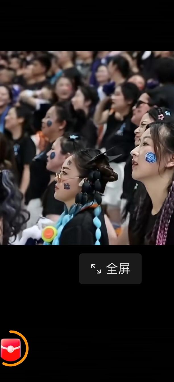 天啊，看看泰州这些又飒又爽的女球迷，没想到在苏超业余联赛中能看到如此美丽的风景，