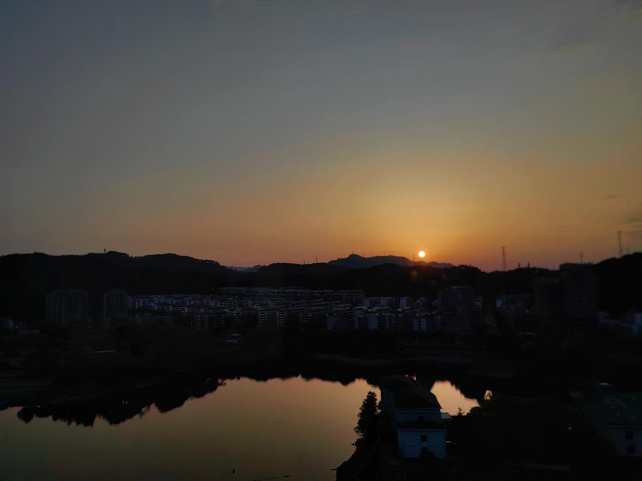 最好的养生之道是什么?最好的养生之道是心态，把一切都往好的方面想，发现身边的美景