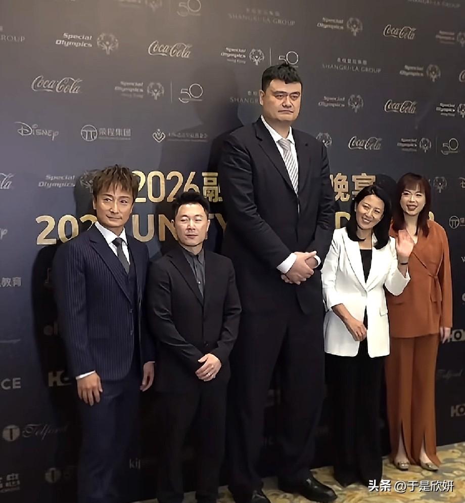 姚明方力申李小鹏同台出席晚宴，同框画面反差感拉满
 
近日，2026融合晚宴活动