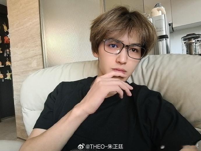 朱正廷眼神好有故事朱正廷少年感满满 朱正廷的眼神灵动又深情，故事感十足，仿佛能把