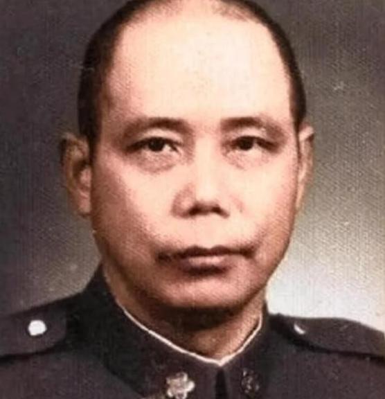 1955年，原74军副军长余程万在香港遇刺身亡，女儿整理遗物时，翻出他的日记，里